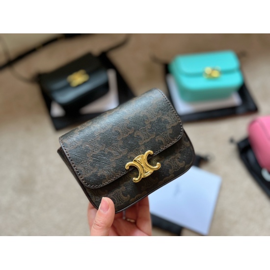 2023.10.30 170 box size: 13 * 11cm Celin mini triumphal arch can definitely rank first in terms of the quantity of goods packed by mini~basically, the lip glaze, powder earphones and car keys that go out can also be thought of as cute~