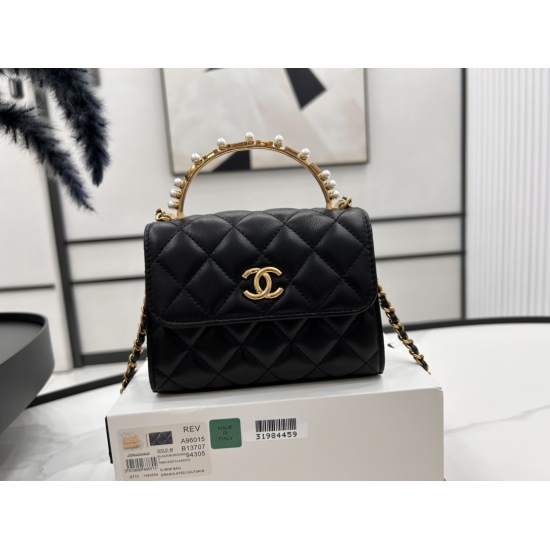 P780 A96015 Chanel Chanel 23b Pearl handle Kelly Great beauty princesses deserve to get started Chanel has a style with pearls every year, but few have pearls and diamonds, the overall workmanship is really fine, a proper artwork a sisters party - a neces