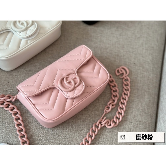 2023.10.03 195 box size: 16.5 * 11cm GGmarmont macaron can be used as a waist pack or as a packaging under the armpit 〰️ It's really hard not to love the 16.5cm cherry blossom powder!