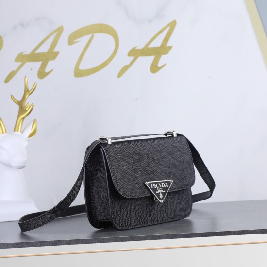On March 12, 2024, the 490 new PRAD flight attendant bag 1BD320 is a vintage and high-end bag that catches the eye. It is made of imported cross grain cowhide and a unique triangular logo. The long shoulder strap is adjustable, and it can also be worn on 