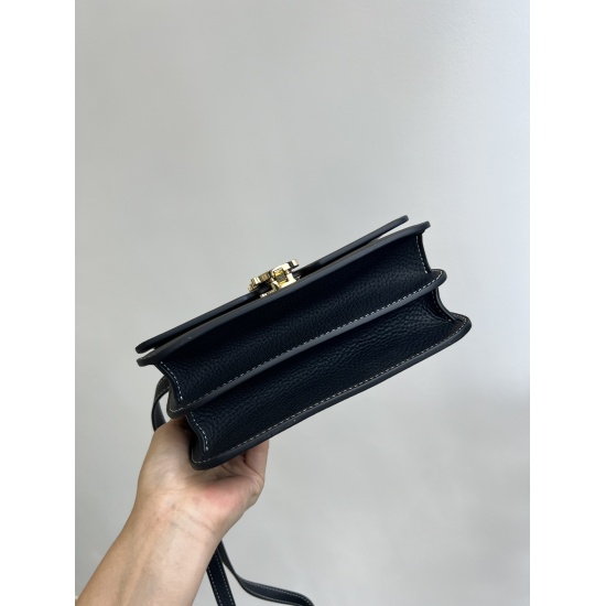On March 9, 2024, the P880B family lychee grain cowhide TB metal leather diagonal cross bag is made of imported customized lychee grain cowhide. The leather is soft and glossy, with clear leather lines and a comfortable feel. Overall, it looks very high-e