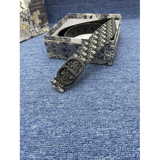 2024/03/06 ^ _ ^ Latest Coming from [Brand]: This 35 Montaigne belt from Dior draws inspiration from the iconic handbag of the same name and can be flipped over to reinterpret the classic with a double-sided design. One side is made of smooth cowhide leat