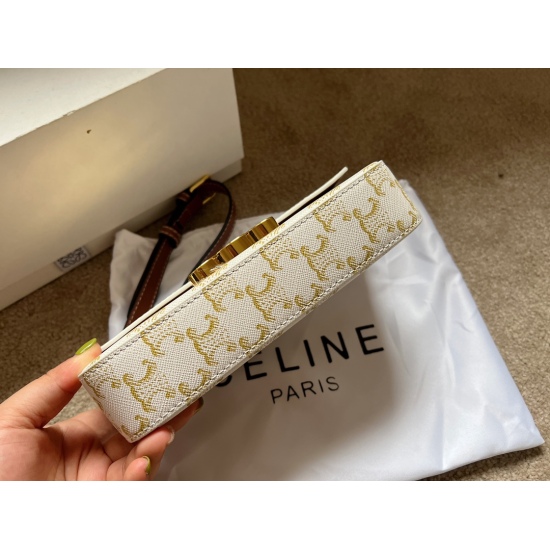 2023.10.30 195 box (upgraded version) size: 20 * 11cm celine 21ss super beautiful underarm bag ⚠ The upgraded version will be re shipped with a retro sexy and versatile small bag that can't be missed!!