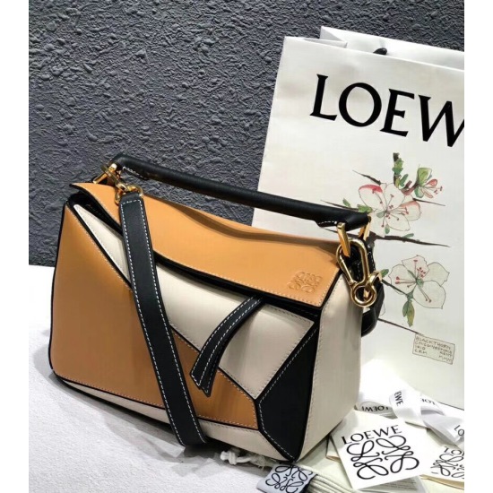 20240325 P930 Top Original Order ‼️ LOEWE ❤️ The latest method is to use imported Spanish calf leather for the interface, full leather inner lining, thin shoulder straps, and bottom nails, which are gentle and comfortable to the touch. The precise cutting