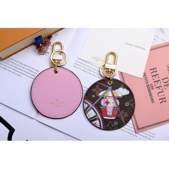 2023.07.11  Louis Vuitton's cute mascot is located in the amusement park. The object is made of exquisite Monogram canvas and adorned with lively and effortless illustrations. This colorful Dwifungsi accessory is a good gift choice.