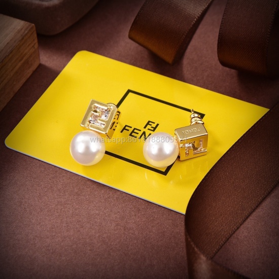 July 23, 2023 ❤️ Gold shipment ❤️ FENDI Fendi logo earrings, a high-end customized popular new model with simple and elegant appearance, it is difficult to see such familiar and elegant earrings. Exquisite and perfect for daily matching, babies, this is d
