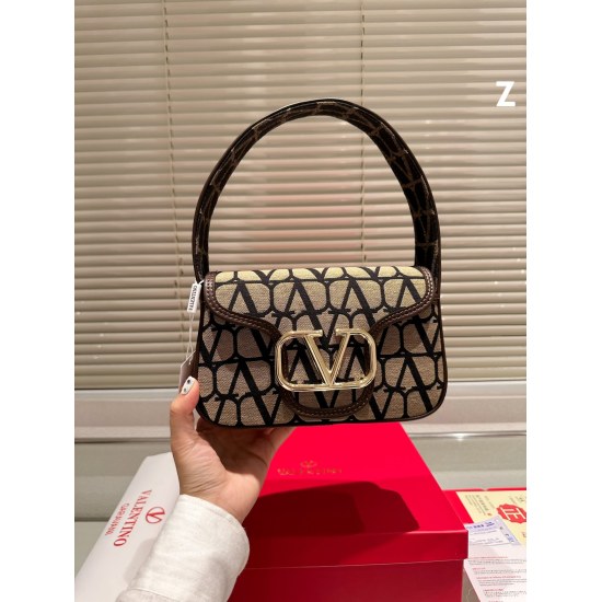 2023.11.10 P195 Folding gift box Valentino Valentino Loco is a must for beautiful fairies. It's also very beautiful. Bags are hand held shoulder bags that unlock fashion charm. cool and cute. The size of the most beautiful girl in the whole street is 23cm