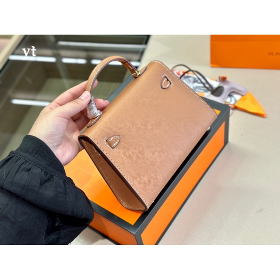 2023.10.29 220 with foldable box size: 19 * 12.5cm Herm è s Kellymini second-generation real wife looks good, although the capacity is a bit small ⚠️ Put down your phone and pretend to be cute! ⚠️ The cross patterned cowhide bag is particularly textured!