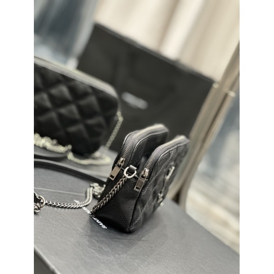 20231128 batch: 630 black silver buckle lambskin_ The latest BECKY diamond stitched double zipper handbag from the counter is made of delicate original lambskin, paired with diamond stitched patterns and a minimalist iconic logo, making it grand, classic,