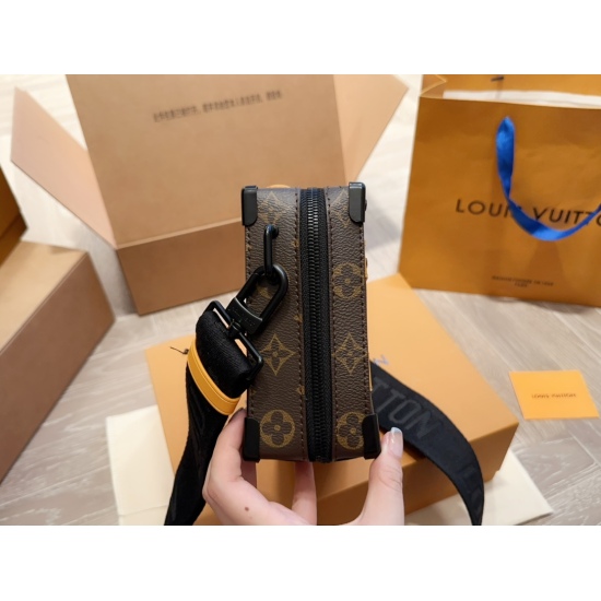 2023.10.1 Reprint Cowhide P260LV HANDLE SOFT TRUNK Small Box 3-5XX Fish LV Louis Vuitton 23 HANDLE SOFT TRUNK Handbags, but they are definitely your dream choice! It has the classic Monogram pattern of LV, paired with a soft leather handle, presenting a f