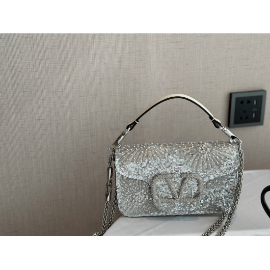 2023.11.10 505 box size: 21 * 11cm Valentino new product! Who can refuse Blingbling's FW bag, various floral dresses in spring and summer~No problem at all~The brightest star in the dinner party