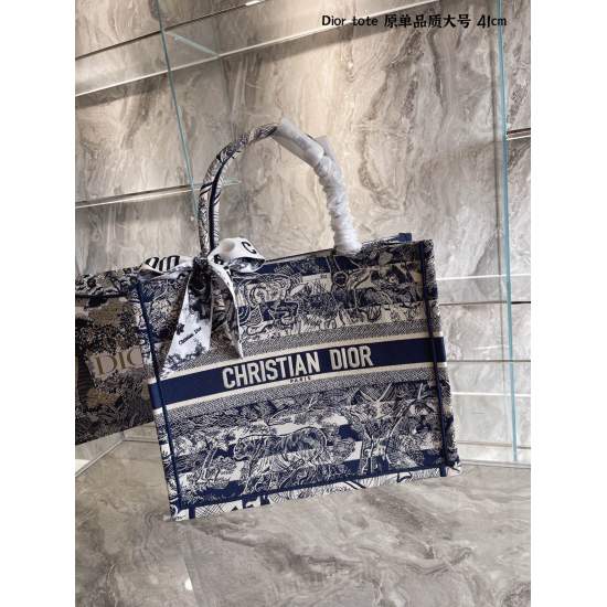 On October 7, 2023, the new large Dior Book Tote of p335 is an original work signed by Maria Grazia Chiuri, the artistic director of Christian Dior, and has now become a classic of the brand. This small style is designed specifically to accommodate all yo