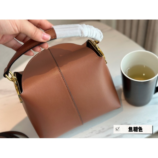 On October 13, 2023, 215 dumplings with a box size of 21 * 15cm TODS are really fragrant! A cute little girl who combines beauty and capacity! But it's really convenient to go out everyday with a cross body and a hand. Be a girl who can be cool and cute!