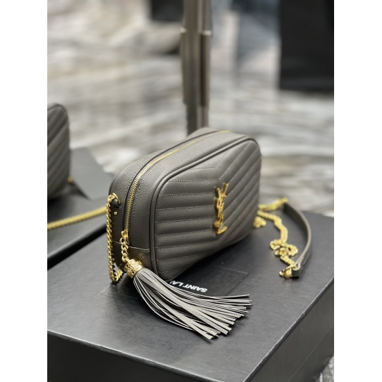 20231128 batch: 580 gray gold buckle_ Top imported cowhide camera bag, ZP open mold printing, to be exactly the same! Very exquisite! Paired with fashionable tassel pendants! Full leather inside and outside, with card slots inside the bag! Very practical 