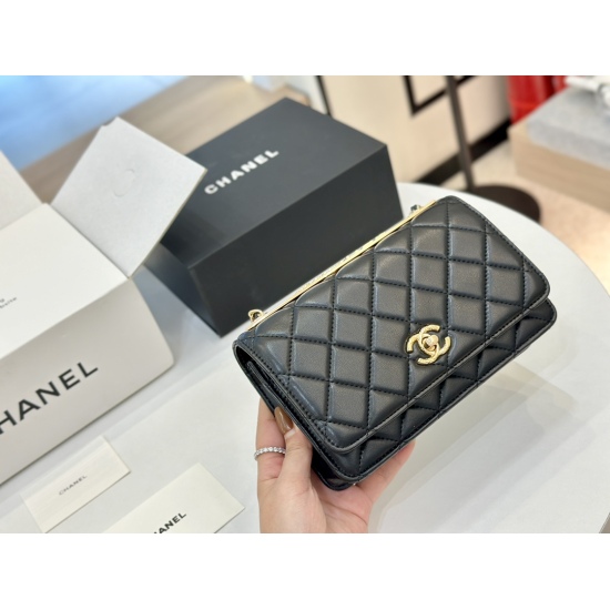 On October 13, 2023, 200 comes with a folding box and an airplane box size of 19 * 12cm. The Chanel Classic Wealth Bag woc has excellent quality! The bag has a slot and a hidden bag! Very practical!