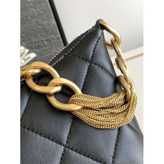 P1040 ✅  The metal shoulder strap bag under the armpit has arrived. Please make an appointment in advance for the Chanel23A new high-end handicraft workshop series hobo. This chain is truly beautiful and has a strong sense of craftsmanship. The upper body