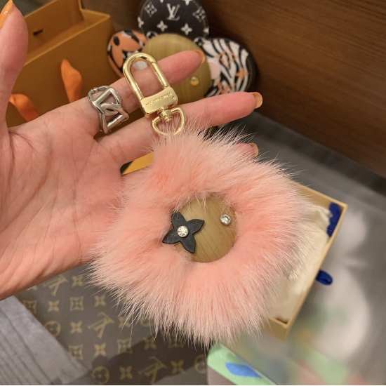 20240401 85- New Plush Ball Mirror Keychain Pendant Luxury and High end Self use Gifts are the First Choice M69001 Bag Decoration and Keychain Iconic Logo Letter Centered Mink Hair and Monogram Transparent Flower Letters Integrated Texture and Craftsman's