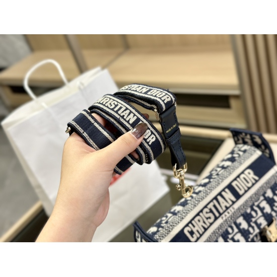 On October 7, 2023, the 340 comes with a foldable box (high order version) size: 29, * 18cm Dior Camp small size postman is really beautiful! Self weight is very light! Super good-looking! Both men and women! Search for Dior messenger packages