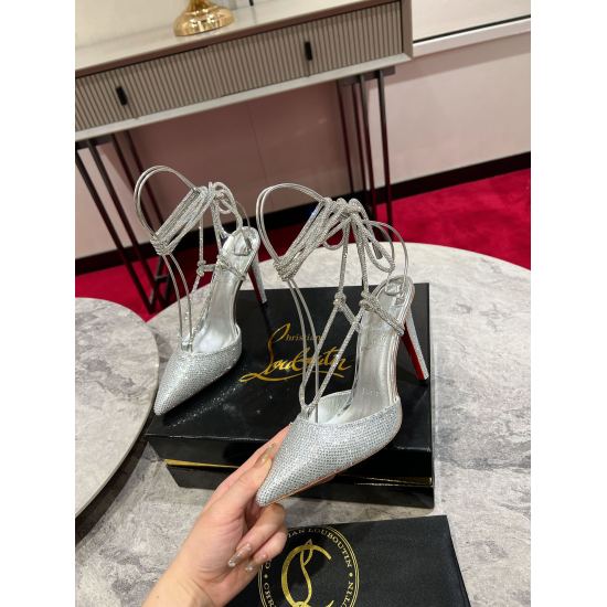 On November 17, 2024, the Astrid Lace Strassita pump with P370 crystal strap single shoe architectural style exudes charm and complex lines. This Maison Christian Louboutin shoe is made of black velvet and calf leather. It features a pointed toe and an 85