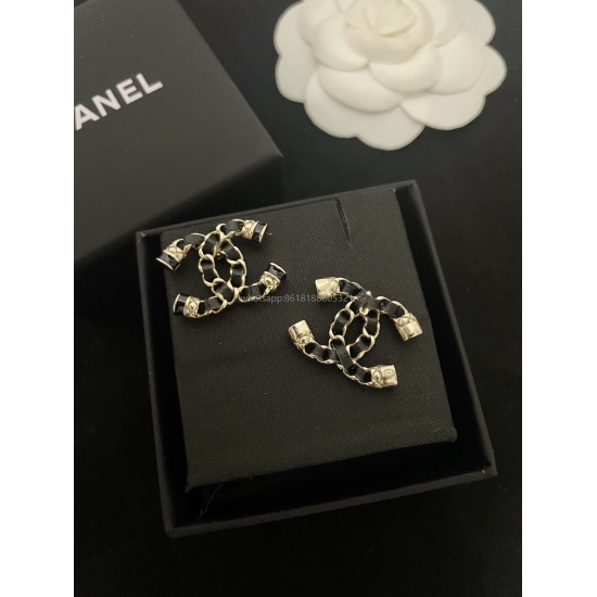 July 23, 2023 Ch@nel The earrings are so fragrant! The black leather piercing cc earrings are truly unbeatable in this design ❗ Consistent Z material with elegant and gentle upper ear, sincerely beautiful, strongly recommended