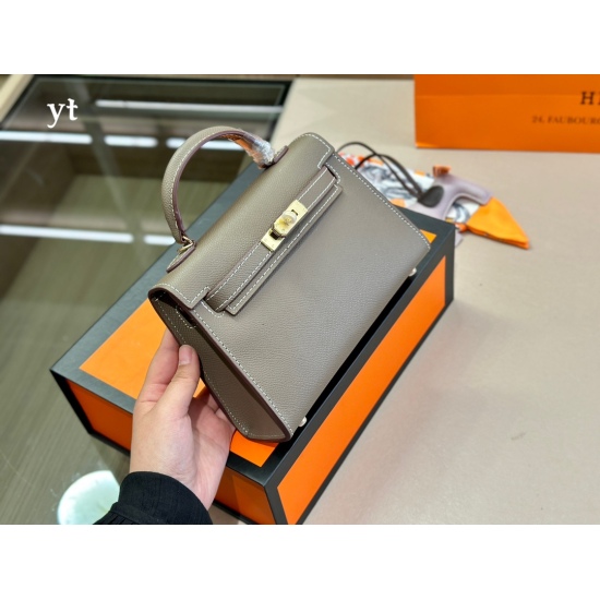 2023.10.29 220 with foldable box size: 19 * 12.5cm Herm è s Kellymini second-generation real wife looks good, although the capacity is a bit small ⚠ Put down your phone and pretend to be cute! ⚠ The cross patterned cowhide bag is particularly textured!