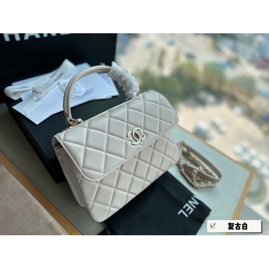 On October 13, 2023, 250 box size: 25 * 18cm, Xiaoxiangjia Trendy CC Organ Bag Series! The upper body is super atmospheric, with a very large capacity! ⚠ Vintage white, soft and comfortable!