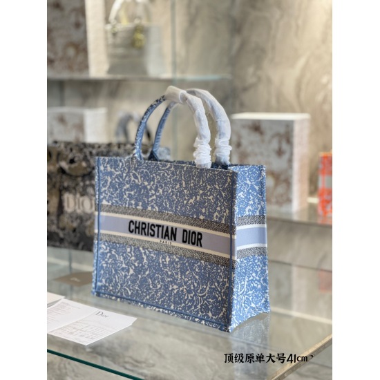 On October 7, 2023, p335 is a top tier original order with a large size of 41cm, full of artistic atmosphere. O Dior Tote Dream Sky Collection DIOR CIEL DE REVE Dream Sky # 22Fall, a new autumn style with dreamy multi-color pattern embroidery. Inspired by