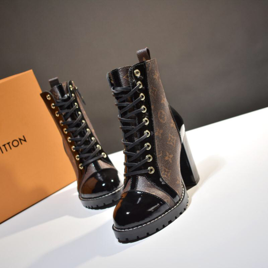 2023.12.19 Counter synchronization L The classic high heeled Martin boots from Louis Vuitton are a popular option that has been out of stock multiple times. The cool and sleek design lines and fabric are made of imported soft cowhide patent leather and LV