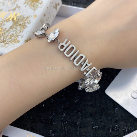 On July 23, 2023, Dior's classic best-selling and super popular bracelet is highly recommended. It has excellent metal texture and is a synchronous counter for heavy industry electroplating ‼️ Beautiful and fashionable, quick to get started, making you lo
