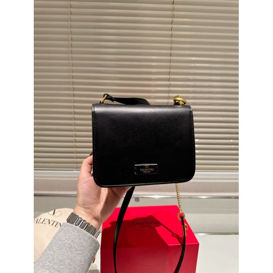 2023.11.10 P210 box size: 18 13cm Valentino new product! Who can refuse Bling Bling bags, small dresses with various flowers in spring and summer~It's completely fine~