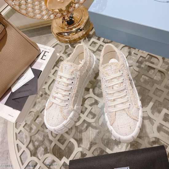 20240414 Prada PRADA 2022 Autumn/Winter New Edition, top-level version. Beggar style canvas shoes with strong design sense. The upper is made of washed canvas, combined with TPu wear-resistant outsole. The middle layer is soft EVA, providing a comfortable