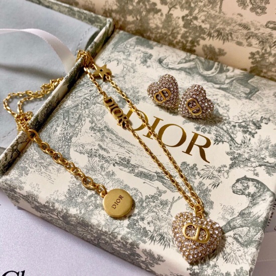 20240411 BAOPINZHIXIAAODior New Vintage Earrings Full Diamond Counter Consistent Brass Material Using Vintage Copper as the Main Color, The Vintage Style of Jewelry is Very Pleasant 18