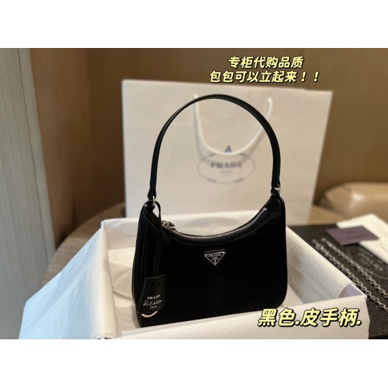 2023.11.06 155 comes with a box (Korean order) size: 22 * 13cm Prad hobo 2005 nylon underarm bag. Seeing the actual product, it is truly perfect! packing ✔ The design is super convenient and comfortable! ⚠ Black leather handle ⚠ Equipped with a chain, abs
