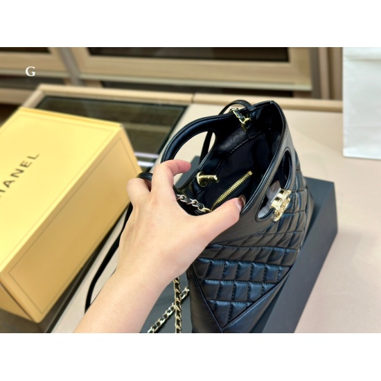 On October 13, 2023, 230 210 size: 31.38cm, 23.19cm Chanel is great to pair with. Woo hoo chanel bag is even cooler! The fabric is very durable and has a premium feel