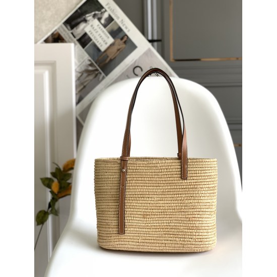 20240325 P820 L ⊚℮℮ w ℮ is a traditional square grass woven vegetable basket made of imported Lafite grass, fully handcrafted, with exquisite cow leather straps and Anagram embossed cow leather patches* Carrying on the shoulder or by hand, it is a must-ha