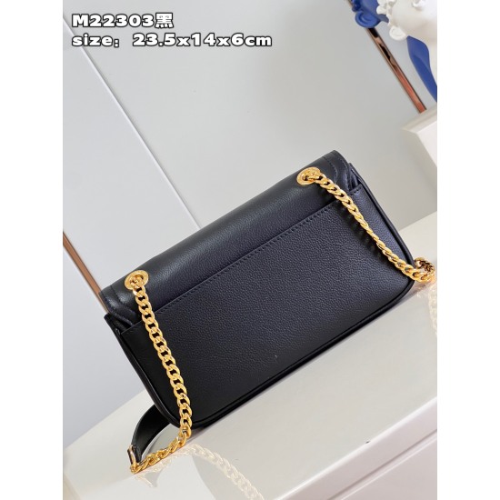 20231125 P1020 [Exclusive Real Time M22303 Black] The new LockMe East West Chain Bag exudes the urban style of the 1990s and is a regular choice for day and night wardrobe. The grain leather features a minimalist design, combined with slip chain shoulder 