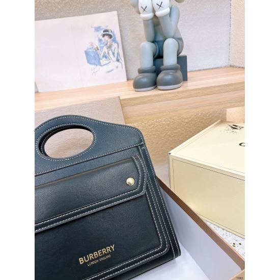 2023.11.17 P215 Autumn's First Bag | Burberry Canvas Courier Bag Comes with Canvas and Brown Leather Splice, which is indeed the most suitable bag for autumn. It can be carried and shouldered, with a super large capacity. The entire bag is square, retro a
