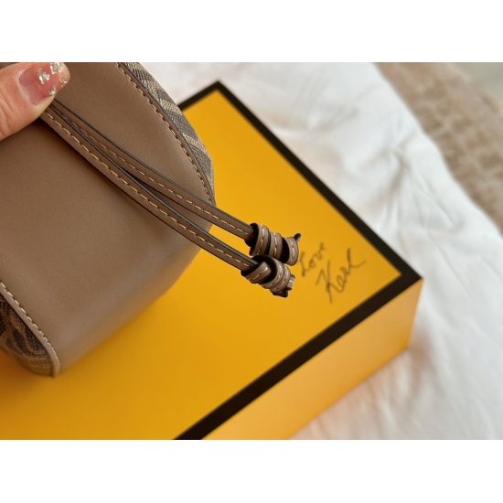 2023.10.26 245 box size: 22 * 14cm fendi 2022 mini rice box is very cute and can fit well 〰️ You can fit everyday street items with drawstrings on both sides and a crossbody shoulder strap inside. It can be carried by hand or crossbody, and is also easy t