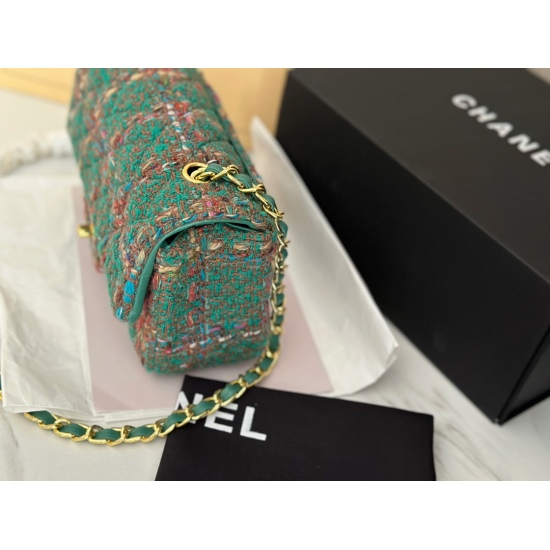 On September 3, 2023, with a box size of 20cm, Xiaoxiangjia's new thick thread green woolen cloth is so beautiful. Mrs. CF is so beautiful that a bag in my heart feels like it's mine at first glance! [bared teeth] [bared teeth] [bared teeth]