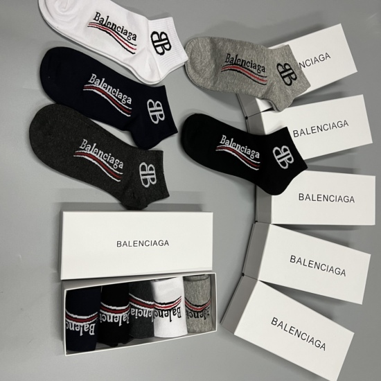 2024.01.22 Balenciaga 2023 New Classic Mid Short Pile Socks! A box of five pairs, synchronized stockings and socks at the counter, a must-have for trendsetters and a great match for big brands on the street