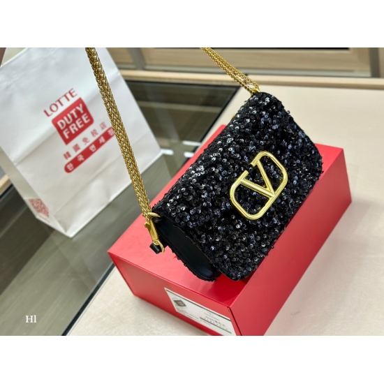 2023.11.10 215 210 box size: 27cm 22cm Valentino new product! Who can refuse Bling Bling bags, small dresses with various flowers in spring and summer~It's completely fine~