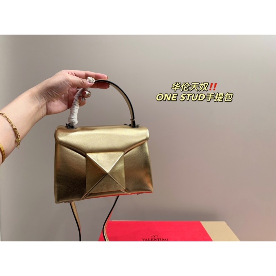 2023.11.10 P210 folding box ⚠️ Size 19.13 Valentino handbag ONESTUD unlocks fashion charm cool and cute The most beautiful girl in the whole street