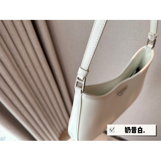 2023.11.06 190 box size: 27 * 15cmprad cleo underarm bag classic and hottest item! The bottom of Prada Cleo's bag has a sloping curve, giving it a strong sense of design! The smooth and simple lines of the underarm bag Cleo naturally carry a natural and u