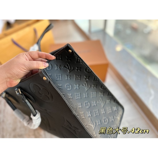 2023.10.1 255 245 235 Folding size: 42 * 34cm (large) 34 * 26cm (medium) 25 * 20cm (small) Excellent quality Understand the goods ‼️ The entire bag is made of cowhide, and the quality is really super! Search Lv on the go shopping bag