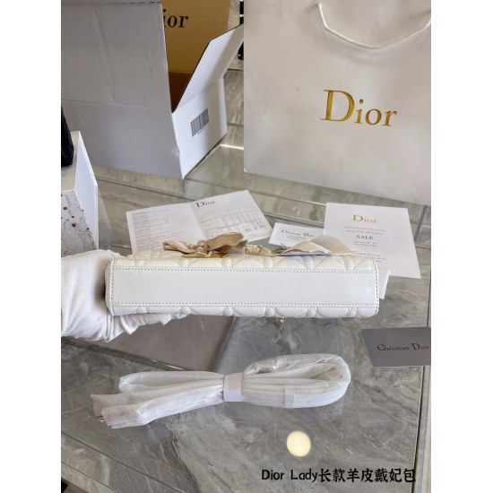 On October 7, 2023, the original sheepskin P270 Dior lady's new product, the long Dior brand new D-joy, has a strong return. The rhythm of the popular model is strong, and the bag comes with two shoulder straps, multiple back methods, and the upper body i