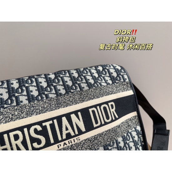 2023.10.07 P210 ⚠ The size 35.26 Dior crossbody bag is an ideal choice for daily casual wear. It is practical and versatile, with a small body and large space that is very suitable for carrying personal items. The fabric is wear-resistant, scratch resista