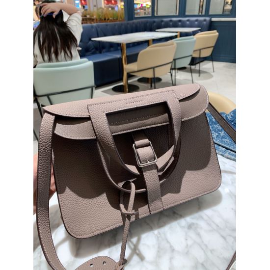 2023.10.29 P185 Herm è s Halzan 31 Unique and beautiful color bag with light weight and pure leather shoulder strap design is also very comfortable, very low-key and comfortable. This bag perfectly presents temperament, and the entire structure of the bag