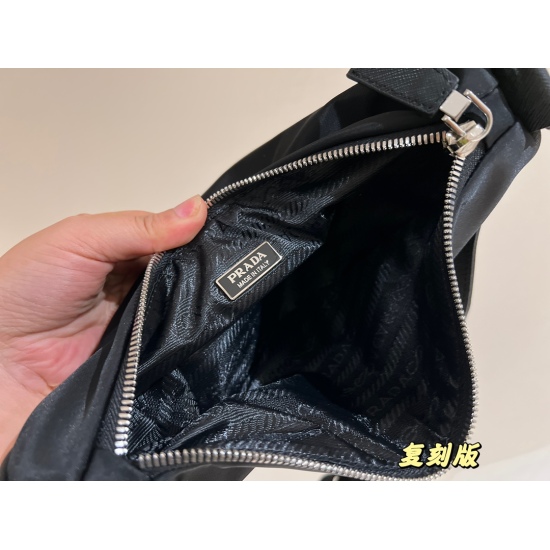 2023.11.06 200 box size: 28 (top width) * 14.5cmprad hobo triangular bag for men! High version! Three piece configuration! The design is super convenient and comfortable!