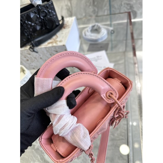 On October 7th, 2023, the original cowhide p355Dior is going against the weather again! Is the combination of diamond rattan pattern and minilady still struggling? I like the diamond surface, but only the horizontal version of D-Joylady? Now Dior perfectl