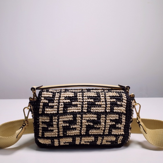 2024/03/07 p1030 [FENDI Fendi] New Iconic Baguette handbag, crochet natural color and black hand woven Lafite material, creating an FF pattern. Decorated with FF buckles. Equipped with a front flip cover, magnetic buckle, and an internal compartment lined
